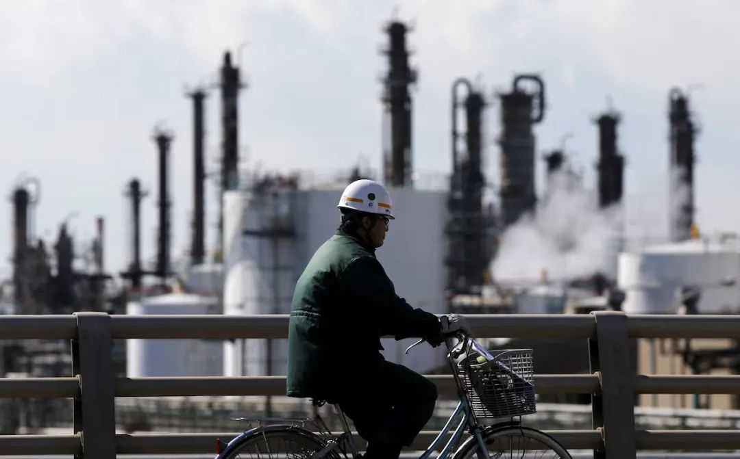 Japan's Real Wages See Steepest Drop in 20 Months, Straining Consumption Recovery